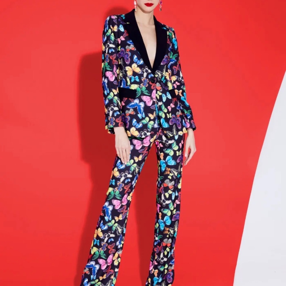 Full Alice + Olivia suit. Only worn one evening. Brand new.